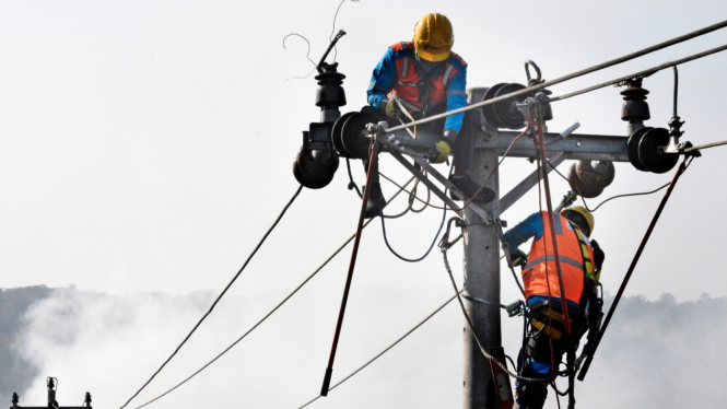 Petugas PLN amankan jaringan listrik di area TPA Jatibarang Semarang