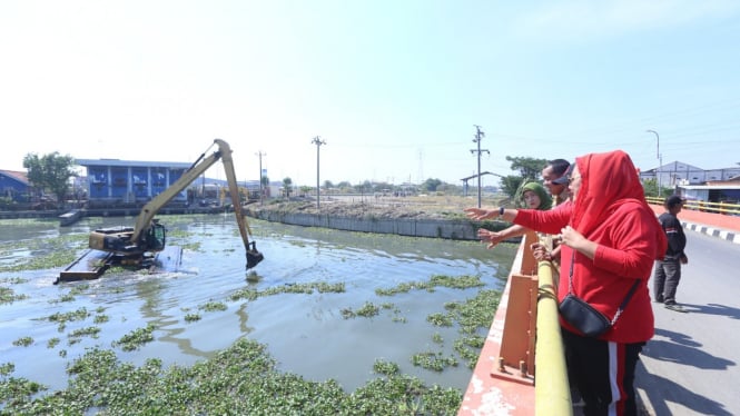 Pengerukan Sungai Banjirkanal Timur Semarang.