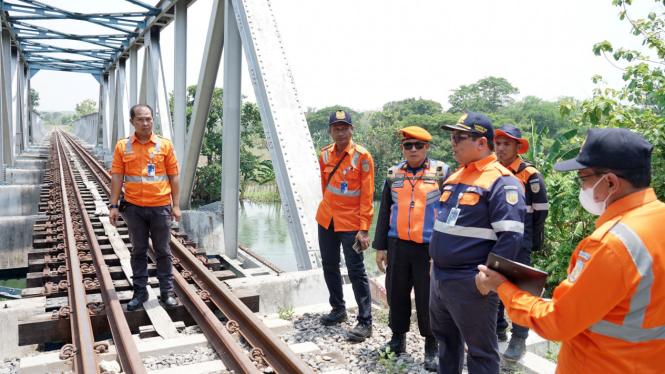 Petugas KAI Daop 4 Semarang cek jalur rel.