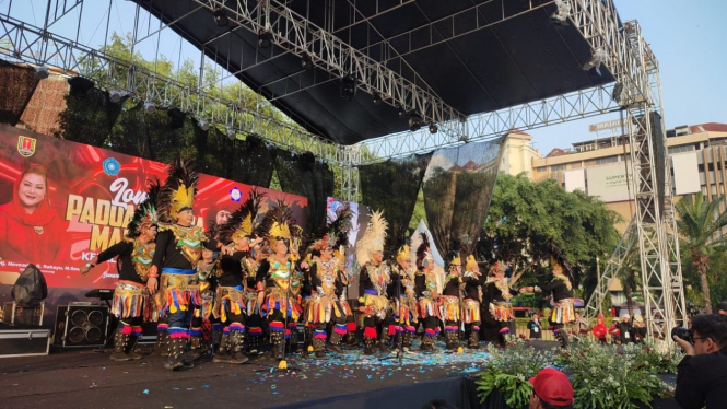 Bapak-bapak peserta lomba Mars PKK.