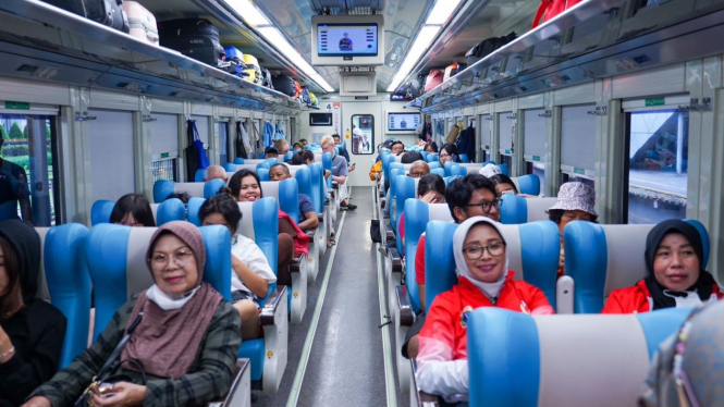 Suasana penumpang di Stasiun Tawang Semarang.