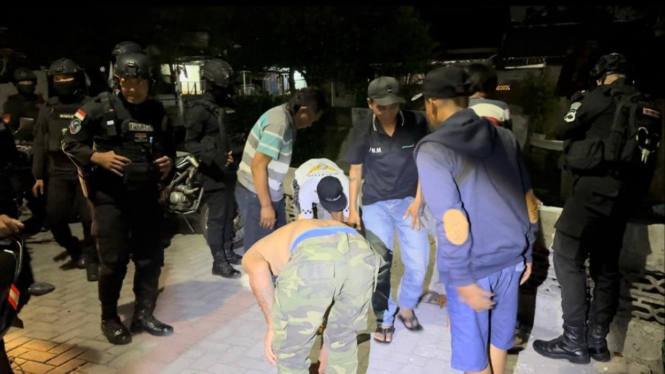 Polisi gerebek pesta miras di Nusukan Solo.