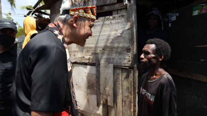 Ganjar Pranowo bertemu warga di Papua.