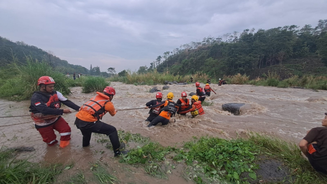 Tim SAR evakuasi 10 masalah yang terjebak sungai di Tegal.