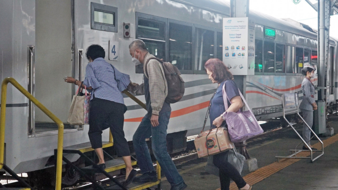 Penumpang lansia masukin kereta di Stasiun Semarang Tawang.