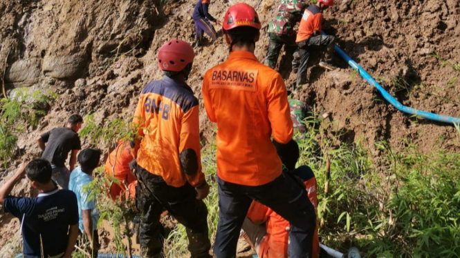 Petugas tim SAR cari warga di lokasi longsor Wonogiri.