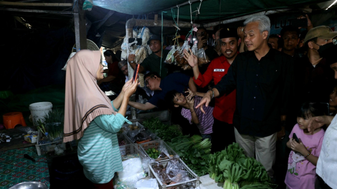 Ganjar Pranowo blusukan di Pasar Kutai Kartanegara, Rabu (6/12/23).