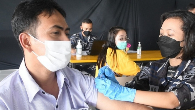 Warga Semarang saat vaksinasi COVID-19.