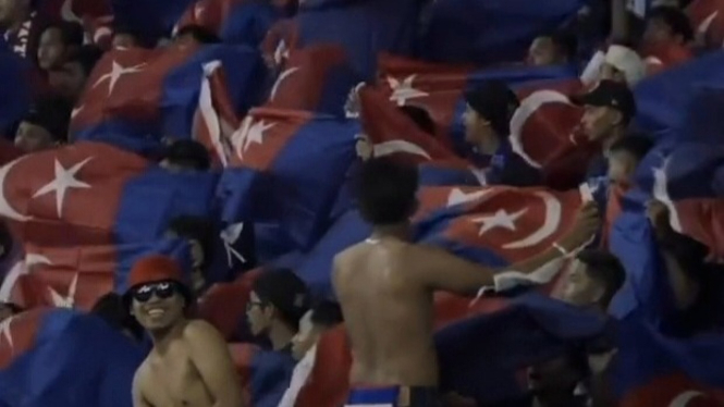 Fans Johor Darul takzim memenuhi stadion.