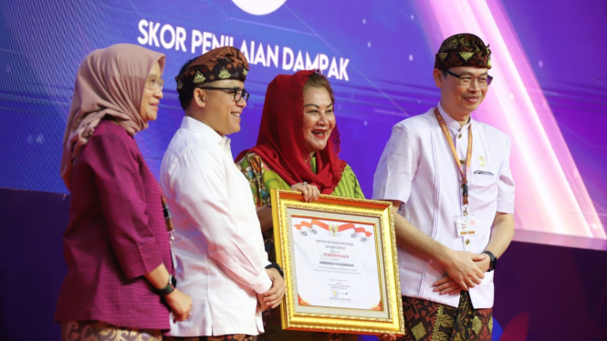 MenPANRB serahkan penghargaan kepada Walikota Semarang.