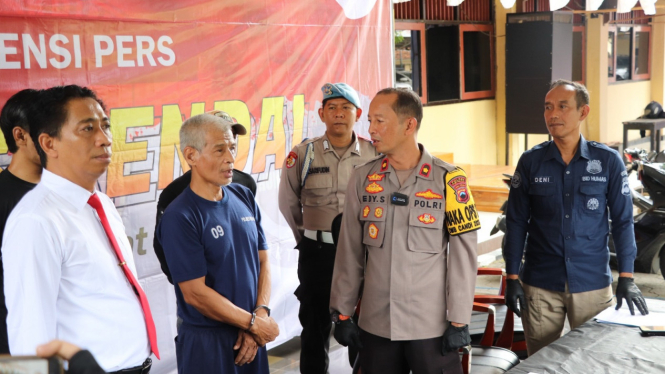 Pelaku pencabulan dibawa ke Polres Kendal.