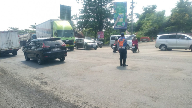 Petugas mengurai kemacetan di Pantura Semarang-Demak.