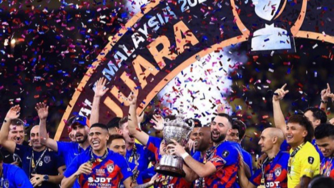 Jordi Amat mengangkat tropi Piala Malaysia 2023.