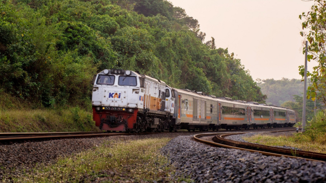 Kereta api melintas di jalur Semarang.
