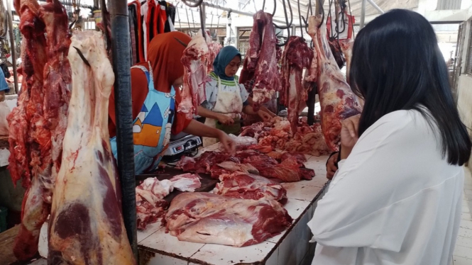 Suasana pasar daging sapi di Salatiga.