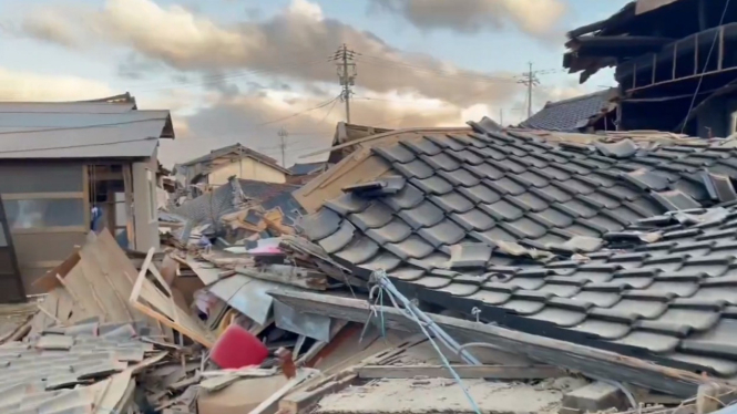 Rumah porak poranda akibat gempa Jepang.