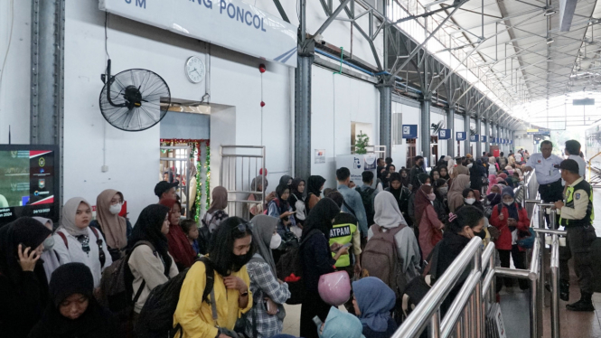 Suasana Stasiun Semarang Poncol pada Tahun Baru 2024.