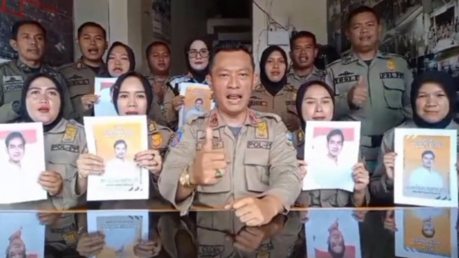 Petugas Satpol PP di Garut dukung Gibran.