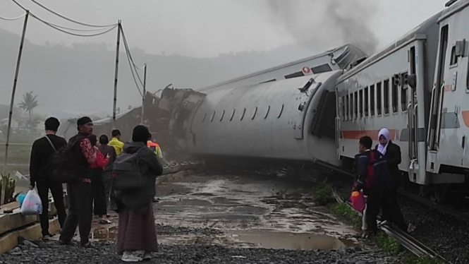 Kecelakaan kereta api di Cicalengka, Kabupaten Bandung.