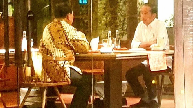 Prabowo dan Jokowi malam malam bersama.