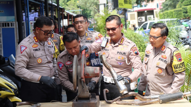 Polisi menghacurkan knalpot brong di Semarang.