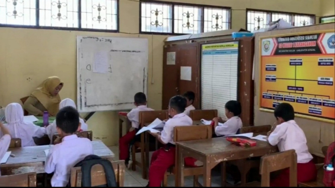 Guru mengajar di sebuah sekolah di Jawa Tengah.