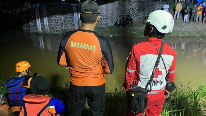 Tim SAR upaya pencarian di Sungai Babon Semarang.