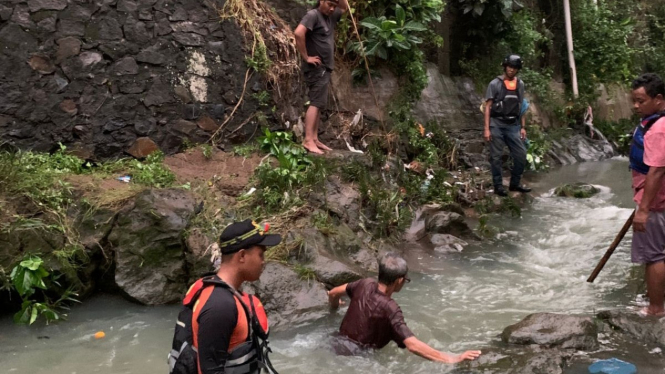 Tim SAR sisir Sungai Mrican Semarang cari korban.