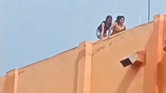 Perempuan cari selamat di atap gedung Karaoke di Tegal.