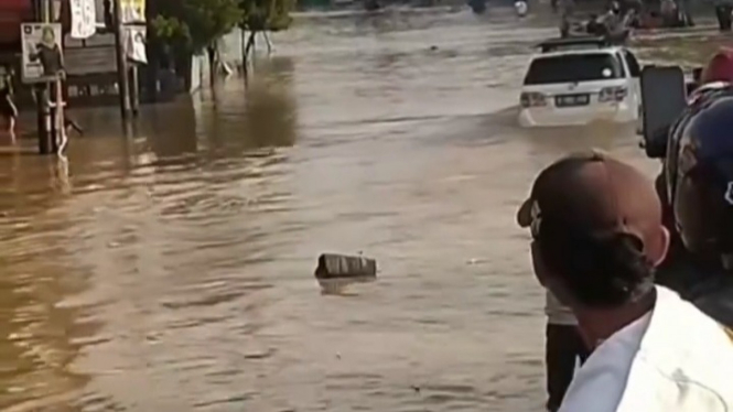 Mobil Fortuner mogok saat menerjang banjir di Bandung.