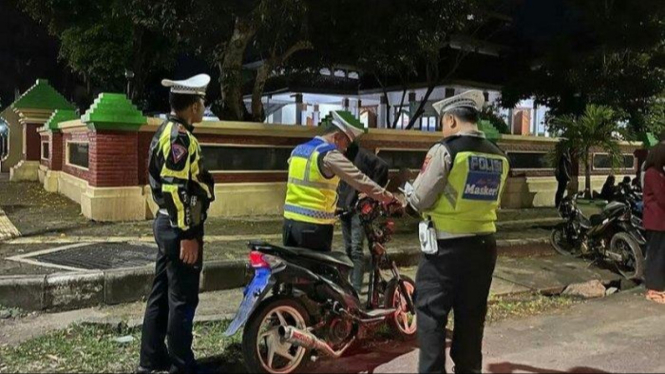 Polisi menyita motor berknalpot brong di Jateng.