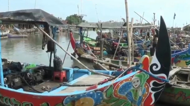 Nelayan di pantai utara Jawa Tengah.