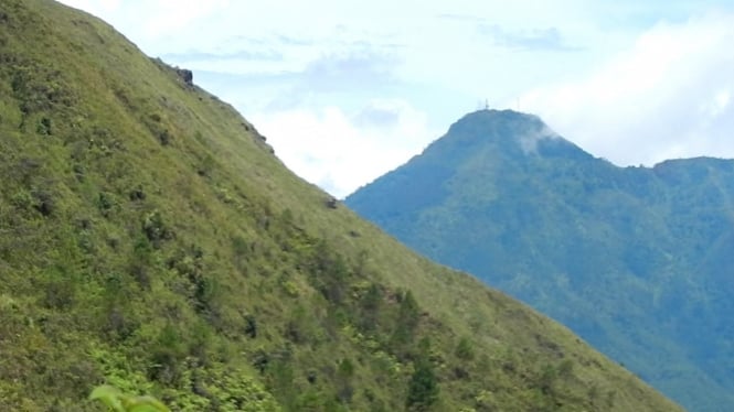 Dari Gunung Andong bisa melihat Gunung Telomoyo.