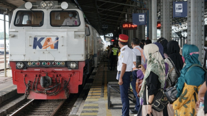 Ilustrasi penumpang bersiap masuk kereta api.