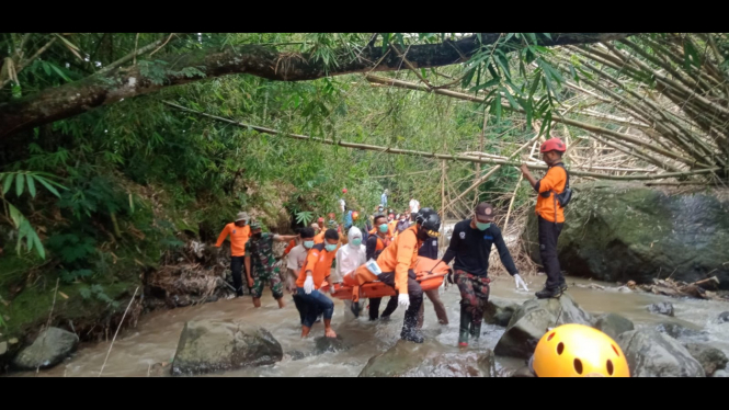Tim SAR evakuasi korban di sungai Kedu Temanggung.