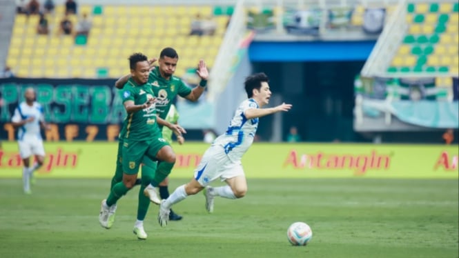 Striker PSIS Taisei Marukawa berjibaku lawan Persebaya.