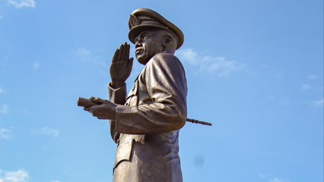 Monumen Hoegeng di Depan Polda Jateng.