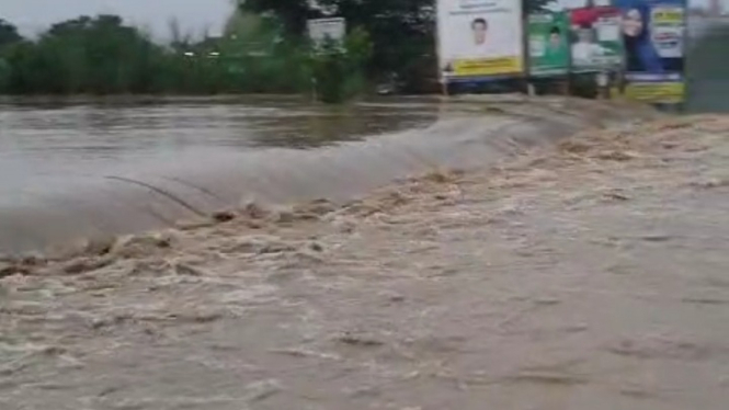 Banjir terjang Jalan Raya Semarang-Purwodadi.