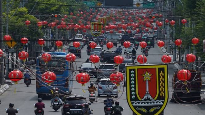 Kota Semarang berhias lampion sambut Imlek.