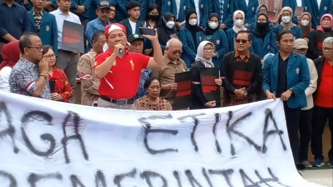 Aksi Indonesia Darurat Demokrasi di Undip Semarang.