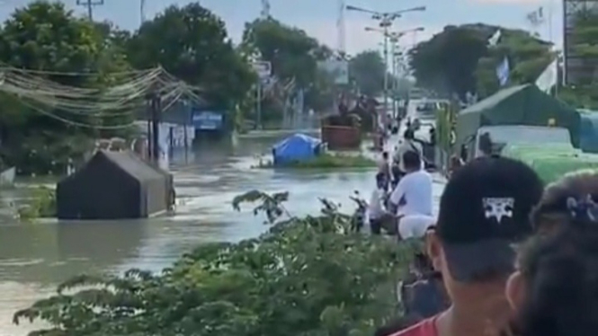 Banjir landa Demak akibat jebolnya Sungai Wulan.