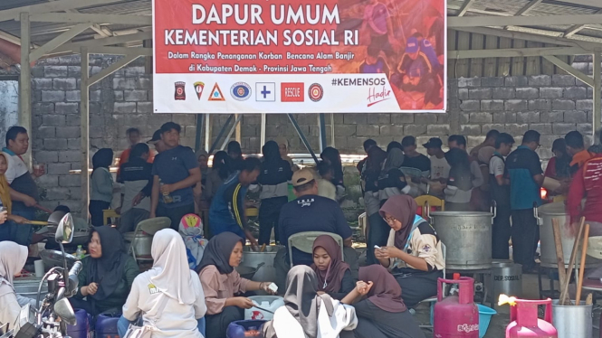 Dapur umum untuk pengungsi banjir di Demak.