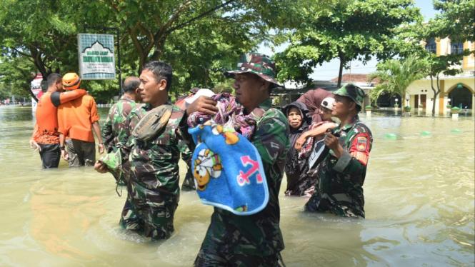 Aksi heroik TNI selamatkan warga yang terjebak banjir di Demak.