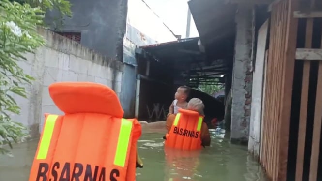 Tim SAR evakuasi warga di lokasi banjir Demak.