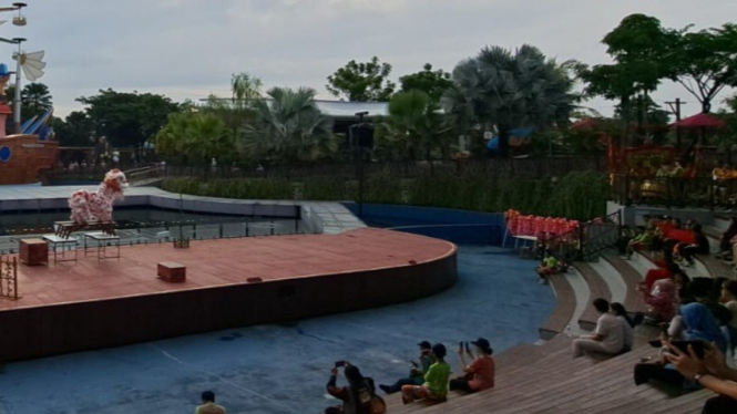 Atraksi barongsai meriahkan  Saloka Theme Park Semarang.