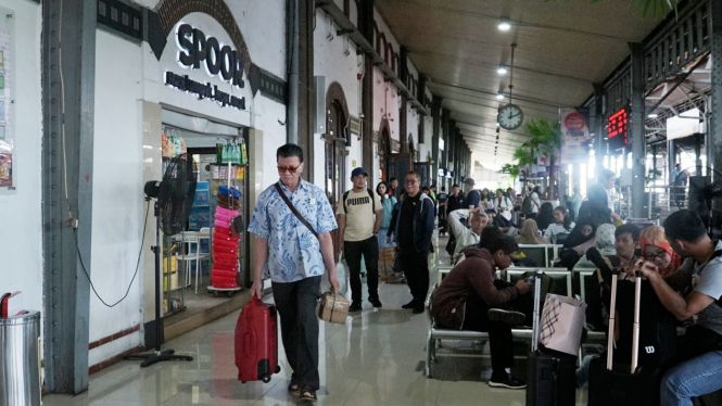 Penumpang kereta di Stasiun Semarang Tawang.