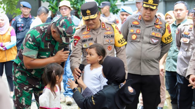 Kapolda Jateng dan Pangdam IV Diponegoro cek pengungsi banjir Demak.