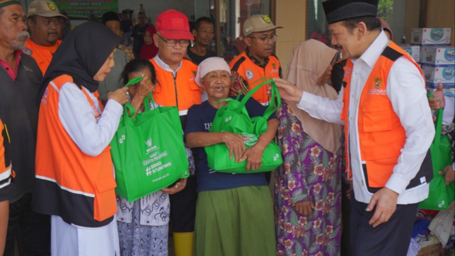 Ketua BAZNAS RI memberikan bantuan untuk pengungsi banjir Demak.