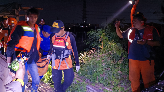 Seorang kakek ditemukan mengambang di Sungai Banjir Kanal Semarang.