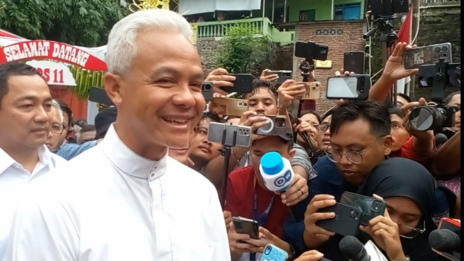 Ganjar Pranowo wawancara dengan media setelah nyoblos.